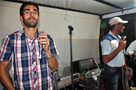 Yüksekova'da 15-16-Eylül 2012'de dünya evine giren çiftlerimizi sizlerler için sayfamıza taşıdık. Yüksekova Güncel Ailesi olarak tüm çiftlerimize mutluluklar dileriz. Fotoğraf & Görüntü: Yaşar KAPLAN- Sinan Akkurt