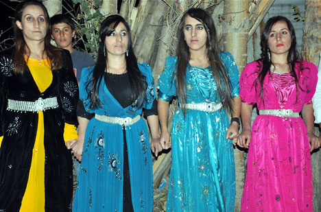 Yüksekova'da 15-16-Eylül 2012'de dünya evine giren çiftlerimizi sizlerler için sayfamıza taşıdık. Yüksekova Güncel Ailesi olarak tüm çiftlerimize mutluluklar dileriz. Fotoğraf & Görüntü: Yaşar KAPLAN- Sinan Akkurt