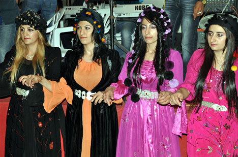 Yüksekova'da 15-16-Eylül 2012'de dünya evine giren çiftlerimizi sizlerler için sayfamıza taşıdık. Yüksekova Güncel Ailesi olarak tüm çiftlerimize mutluluklar dileriz. Fotoğraf & Görüntü: Yaşar KAPLAN- Sinan Akkurt