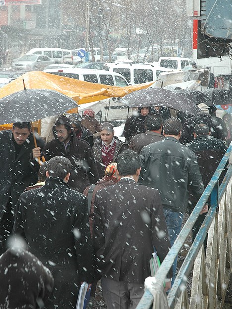 Yüksekova'da Lapa Lapa Kar yağışı (İshak Kara'nın Objektifinden)