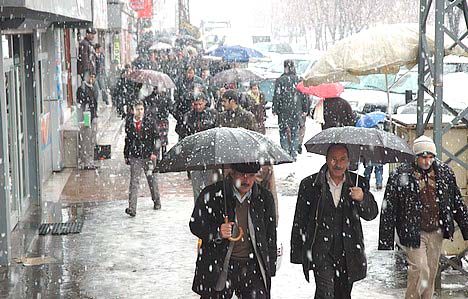 Yüksekova'da Lapa Lapa Kar yağışı (İshak Kara'nın Objektifinden)