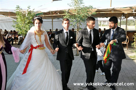 Yüksekova'da 22-23-Eylül 2012'de dünya evine giren çiftlerimizi sizlerler için sayfamıza taşıdık. Yüksekova Güncel Ailesi olarak tüm çiftlerimize mutluluklar dileriz. Fotoğraf & Görüntü: Yaşar KAPLAN- Sinan Akkurt