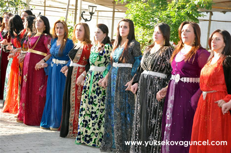 Yüksekova'da 22-23-Eylül 2012'de dünya evine giren çiftlerimizi sizlerler için sayfamıza taşıdık. Yüksekova Güncel Ailesi olarak tüm çiftlerimize mutluluklar dileriz. Fotoğraf & Görüntü: Yaşar KAPLAN- Sinan Akkurt