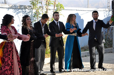 Yüksekova'da 22-23-Eylül 2012'de dünya evine giren çiftlerimizi sizlerler için sayfamıza taşıdık. Yüksekova Güncel Ailesi olarak tüm çiftlerimize mutluluklar dileriz. Fotoğraf & Görüntü: Yaşar KAPLAN- Sinan Akkurt