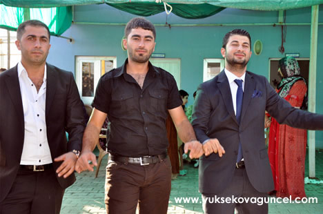 Yüksekova'da 22-23-Eylül 2012'de dünya evine giren çiftlerimizi sizlerler için sayfamıza taşıdık. Yüksekova Güncel Ailesi olarak tüm çiftlerimize mutluluklar dileriz. Fotoğraf & Görüntü: Yaşar KAPLAN- Sinan Akkurt