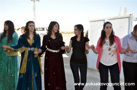 Yüksekova'da 22-23-Eylül 2012'de dünya evine giren çiftlerimizi sizlerler için sayfamıza taşıdık. Yüksekova Güncel Ailesi olarak tüm çiftlerimize mutluluklar dileriz. Fotoğraf & Görüntü: Yaşar KAPLAN- Sinan Akkurt