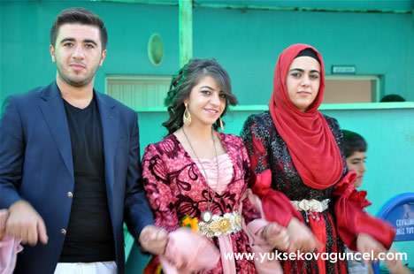 Yüksekova'da 22-23-Eylül 2012'de dünya evine giren çiftlerimizi sizlerler için sayfamıza taşıdık. Yüksekova Güncel Ailesi olarak tüm çiftlerimize mutluluklar dileriz. Fotoğraf & Görüntü: Yaşar KAPLAN- Sinan Akkurt