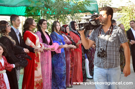 Yüksekova'da 22-23-Eylül 2012'de dünya evine giren çiftlerimizi sizlerler için sayfamıza taşıdık. Yüksekova Güncel Ailesi olarak tüm çiftlerimize mutluluklar dileriz. Fotoğraf & Görüntü: Yaşar KAPLAN- Sinan Akkurt