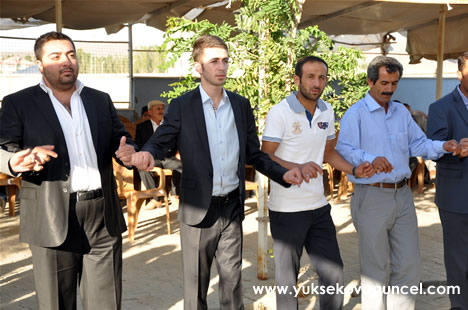 Yüksekova'da 22-23-Eylül 2012'de dünya evine giren çiftlerimizi sizlerler için sayfamıza taşıdık. Yüksekova Güncel Ailesi olarak tüm çiftlerimize mutluluklar dileriz. Fotoğraf & Görüntü: Yaşar KAPLAN- Sinan Akkurt