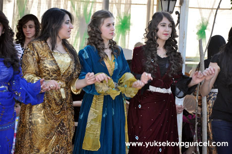 Yüksekova'da 22-23-Eylül 2012'de dünya evine giren çiftlerimizi sizlerler için sayfamıza taşıdık. Yüksekova Güncel Ailesi olarak tüm çiftlerimize mutluluklar dileriz. Fotoğraf & Görüntü: Yaşar KAPLAN- Sinan Akkurt