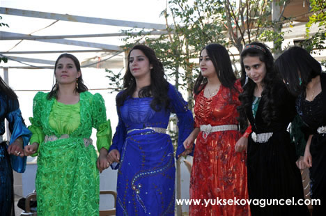 Yüksekova'da 22-23-Eylül 2012'de dünya evine giren çiftlerimizi sizlerler için sayfamıza taşıdık. Yüksekova Güncel Ailesi olarak tüm çiftlerimize mutluluklar dileriz. Fotoğraf & Görüntü: Yaşar KAPLAN- Sinan Akkurt