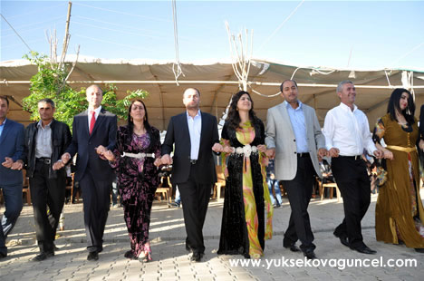 Yüksekova'da 22-23-Eylül 2012'de dünya evine giren çiftlerimizi sizlerler için sayfamıza taşıdık. Yüksekova Güncel Ailesi olarak tüm çiftlerimize mutluluklar dileriz. Fotoğraf & Görüntü: Yaşar KAPLAN- Sinan Akkurt