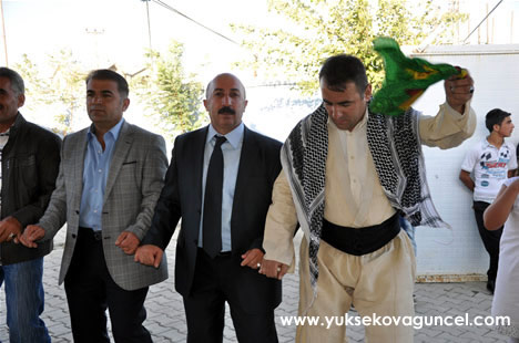 Yüksekova'da 22-23-Eylül 2012'de dünya evine giren çiftlerimizi sizlerler için sayfamıza taşıdık. Yüksekova Güncel Ailesi olarak tüm çiftlerimize mutluluklar dileriz. Fotoğraf & Görüntü: Yaşar KAPLAN- Sinan Akkurt