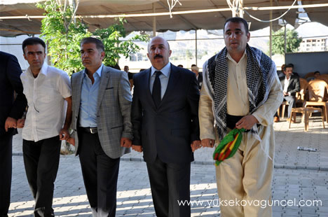 Yüksekova'da 22-23-Eylül 2012'de dünya evine giren çiftlerimizi sizlerler için sayfamıza taşıdık. Yüksekova Güncel Ailesi olarak tüm çiftlerimize mutluluklar dileriz. Fotoğraf & Görüntü: Yaşar KAPLAN- Sinan Akkurt