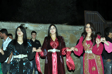 Yüksekova'da 22-23-Eylül 2012'de dünya evine giren çiftlerimizi sizlerler için sayfamıza taşıdık. Yüksekova Güncel Ailesi olarak tüm çiftlerimize mutluluklar dileriz. Fotoğraf & Görüntü: Yaşar KAPLAN- Sinan Akkurt