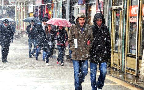 Yüksekova'da Lapa Lapa Kar yağışı (İshak Kara'nın Objektifinden)