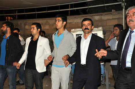 Yüksekova'da 22-23-Eylül 2012'de dünya evine giren çiftlerimizi sizlerler için sayfamıza taşıdık. Yüksekova Güncel Ailesi olarak tüm çiftlerimize mutluluklar dileriz. Fotoğraf & Görüntü: Yaşar KAPLAN- Sinan Akkurt