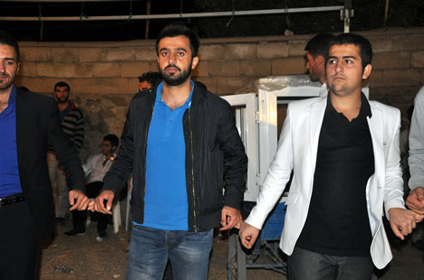 Yüksekova'da 22-23-Eylül 2012'de dünya evine giren çiftlerimizi sizlerler için sayfamıza taşıdık. Yüksekova Güncel Ailesi olarak tüm çiftlerimize mutluluklar dileriz. Fotoğraf & Görüntü: Yaşar KAPLAN- Sinan Akkurt