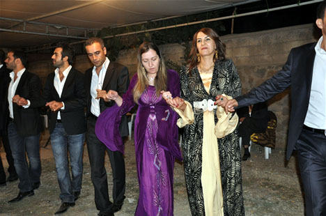 Yüksekova'da 22-23-Eylül 2012'de dünya evine giren çiftlerimizi sizlerler için sayfamıza taşıdık. Yüksekova Güncel Ailesi olarak tüm çiftlerimize mutluluklar dileriz. Fotoğraf & Görüntü: Yaşar KAPLAN- Sinan Akkurt