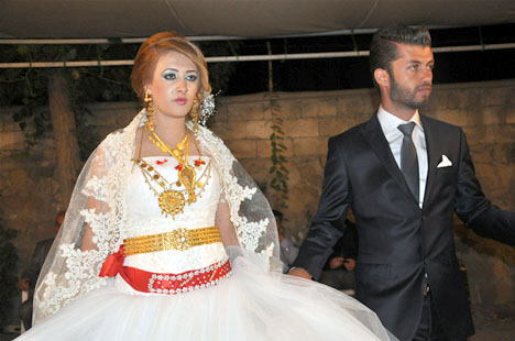 Yüksekova'da 22-23-Eylül 2012'de dünya evine giren çiftlerimizi sizlerler için sayfamıza taşıdık. Yüksekova Güncel Ailesi olarak tüm çiftlerimize mutluluklar dileriz. Fotoğraf & Görüntü: Yaşar KAPLAN- Sinan Akkurt