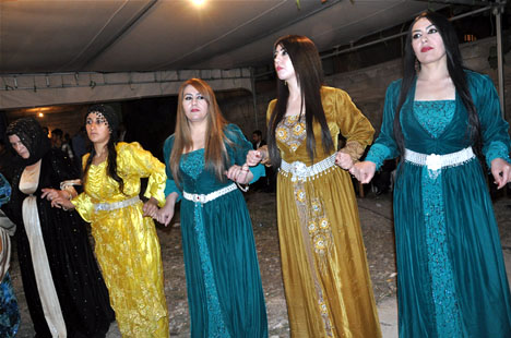 Yüksekova'da 22-23-Eylül 2012'de dünya evine giren çiftlerimizi sizlerler için sayfamıza taşıdık. Yüksekova Güncel Ailesi olarak tüm çiftlerimize mutluluklar dileriz. Fotoğraf & Görüntü: Yaşar KAPLAN- Sinan Akkurt