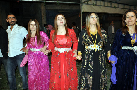 Yüksekova'da 22-23-Eylül 2012'de dünya evine giren çiftlerimizi sizlerler için sayfamıza taşıdık. Yüksekova Güncel Ailesi olarak tüm çiftlerimize mutluluklar dileriz. Fotoğraf & Görüntü: Yaşar KAPLAN- Sinan Akkurt