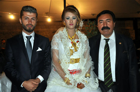 Yüksekova'da 22-23-Eylül 2012'de dünya evine giren çiftlerimizi sizlerler için sayfamıza taşıdık. Yüksekova Güncel Ailesi olarak tüm çiftlerimize mutluluklar dileriz. Fotoğraf & Görüntü: Yaşar KAPLAN- Sinan Akkurt