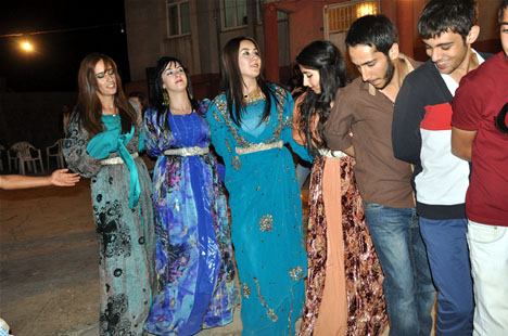 Yüksekova'da 22-23-Eylül 2012'de dünya evine giren çiftlerimizi sizlerler için sayfamıza taşıdık. Yüksekova Güncel Ailesi olarak tüm çiftlerimize mutluluklar dileriz. Fotoğraf & Görüntü: Yaşar KAPLAN- Sinan Akkurt