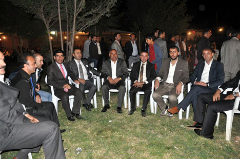 Yüksekova'da 22-23-Eylül 2012'de dünya evine giren çiftlerimizi sizlerler için sayfamıza taşıdık. Yüksekova Güncel Ailesi olarak tüm çiftlerimize mutluluklar dileriz. Fotoğraf & Görüntü: Yaşar KAPLAN- Sinan Akkurt