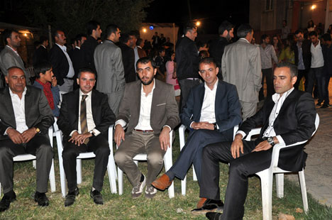 Yüksekova'da 22-23-Eylül 2012'de dünya evine giren çiftlerimizi sizlerler için sayfamıza taşıdık. Yüksekova Güncel Ailesi olarak tüm çiftlerimize mutluluklar dileriz. Fotoğraf & Görüntü: Yaşar KAPLAN- Sinan Akkurt