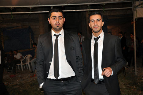 Yüksekova'da 22-23-Eylül 2012'de dünya evine giren çiftlerimizi sizlerler için sayfamıza taşıdık. Yüksekova Güncel Ailesi olarak tüm çiftlerimize mutluluklar dileriz. Fotoğraf & Görüntü: Yaşar KAPLAN- Sinan Akkurt