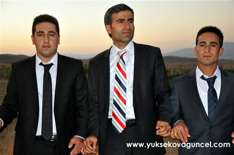 Yüksekova'da 22-23-Eylül 2012'de dünya evine giren çiftlerimizi sizlerler için sayfamıza taşıdık. Yüksekova Güncel Ailesi olarak tüm çiftlerimize mutluluklar dileriz. Fotoğraf & Görüntü: Yaşar KAPLAN- Sinan Akkurt