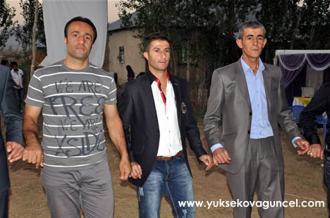 Yüksekova'da 22-23-Eylül 2012'de dünya evine giren çiftlerimizi sizlerler için sayfamıza taşıdık. Yüksekova Güncel Ailesi olarak tüm çiftlerimize mutluluklar dileriz. Fotoğraf & Görüntü: Yaşar KAPLAN- Sinan Akkurt