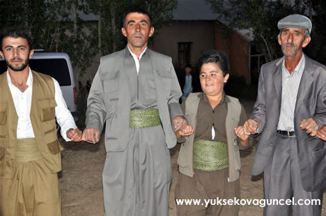 Yüksekova'da 22-23-Eylül 2012'de dünya evine giren çiftlerimizi sizlerler için sayfamıza taşıdık. Yüksekova Güncel Ailesi olarak tüm çiftlerimize mutluluklar dileriz. Fotoğraf & Görüntü: Yaşar KAPLAN- Sinan Akkurt