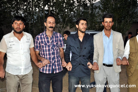 Yüksekova'da 22-23-Eylül 2012'de dünya evine giren çiftlerimizi sizlerler için sayfamıza taşıdık. Yüksekova Güncel Ailesi olarak tüm çiftlerimize mutluluklar dileriz. Fotoğraf & Görüntü: Yaşar KAPLAN- Sinan Akkurt