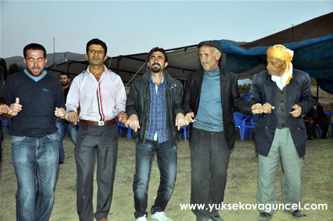 Yüksekova'da 22-23-Eylül 2012'de dünya evine giren çiftlerimizi sizlerler için sayfamıza taşıdık. Yüksekova Güncel Ailesi olarak tüm çiftlerimize mutluluklar dileriz. Fotoğraf & Görüntü: Yaşar KAPLAN- Sinan Akkurt