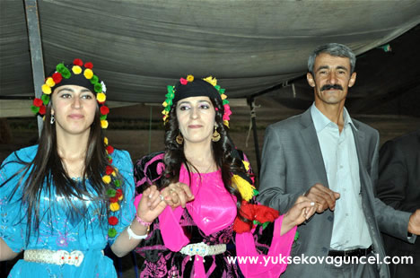 Yüksekova'da 22-23-Eylül 2012'de dünya evine giren çiftlerimizi sizlerler için sayfamıza taşıdık. Yüksekova Güncel Ailesi olarak tüm çiftlerimize mutluluklar dileriz. Fotoğraf & Görüntü: Yaşar KAPLAN- Sinan Akkurt