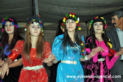 Yüksekova'da 22-23-Eylül 2012'de dünya evine giren çiftlerimizi sizlerler için sayfamıza taşıdık. Yüksekova Güncel Ailesi olarak tüm çiftlerimize mutluluklar dileriz. Fotoğraf & Görüntü: Yaşar KAPLAN- Sinan Akkurt