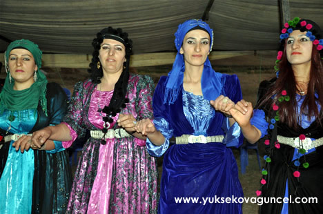 Yüksekova'da 22-23-Eylül 2012'de dünya evine giren çiftlerimizi sizlerler için sayfamıza taşıdık. Yüksekova Güncel Ailesi olarak tüm çiftlerimize mutluluklar dileriz. Fotoğraf & Görüntü: Yaşar KAPLAN- Sinan Akkurt