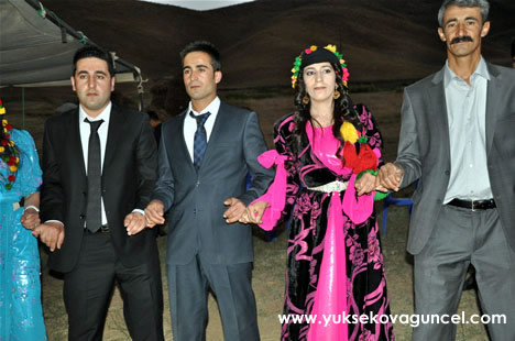 Yüksekova'da 22-23-Eylül 2012'de dünya evine giren çiftlerimizi sizlerler için sayfamıza taşıdık. Yüksekova Güncel Ailesi olarak tüm çiftlerimize mutluluklar dileriz. Fotoğraf & Görüntü: Yaşar KAPLAN- Sinan Akkurt