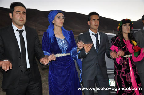 Yüksekova'da 22-23-Eylül 2012'de dünya evine giren çiftlerimizi sizlerler için sayfamıza taşıdık. Yüksekova Güncel Ailesi olarak tüm çiftlerimize mutluluklar dileriz. Fotoğraf & Görüntü: Yaşar KAPLAN- Sinan Akkurt