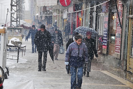 Yüksekova'da Lapa Lapa Kar yağışı (İshak Kara'nın Objektifinden)