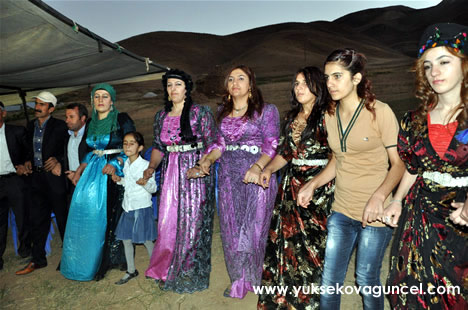 Yüksekova'da 22-23-Eylül 2012'de dünya evine giren çiftlerimizi sizlerler için sayfamıza taşıdık. Yüksekova Güncel Ailesi olarak tüm çiftlerimize mutluluklar dileriz. Fotoğraf & Görüntü: Yaşar KAPLAN- Sinan Akkurt