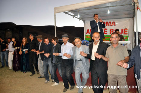 Yüksekova'da 22-23-Eylül 2012'de dünya evine giren çiftlerimizi sizlerler için sayfamıza taşıdık. Yüksekova Güncel Ailesi olarak tüm çiftlerimize mutluluklar dileriz. Fotoğraf & Görüntü: Yaşar KAPLAN- Sinan Akkurt