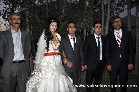 Yüksekova'da 22-23-Eylül 2012'de dünya evine giren çiftlerimizi sizlerler için sayfamıza taşıdık. Yüksekova Güncel Ailesi olarak tüm çiftlerimize mutluluklar dileriz. Fotoğraf & Görüntü: Yaşar KAPLAN- Sinan Akkurt