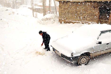 Yüksekova'da Lapa Lapa Kar yağışı (İshak Kara'nın Objektifinden)