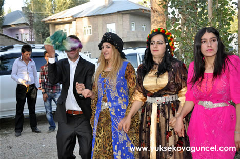 Yüksekova'da 22-23-Eylül 2012'de dünya evine giren çiftlerimizi sizlerler için sayfamıza taşıdık. Yüksekova Güncel Ailesi olarak tüm çiftlerimize mutluluklar dileriz. Fotoğraf & Görüntü: Yaşar KAPLAN- Sinan Akkurt