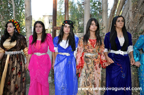 Yüksekova'da 22-23-Eylül 2012'de dünya evine giren çiftlerimizi sizlerler için sayfamıza taşıdık. Yüksekova Güncel Ailesi olarak tüm çiftlerimize mutluluklar dileriz. Fotoğraf & Görüntü: Yaşar KAPLAN- Sinan Akkurt