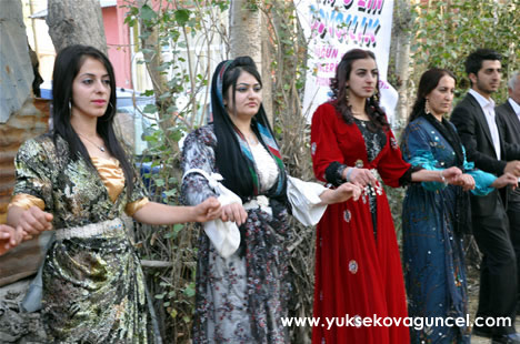 Yüksekova'da 22-23-Eylül 2012'de dünya evine giren çiftlerimizi sizlerler için sayfamıza taşıdık. Yüksekova Güncel Ailesi olarak tüm çiftlerimize mutluluklar dileriz. Fotoğraf & Görüntü: Yaşar KAPLAN- Sinan Akkurt