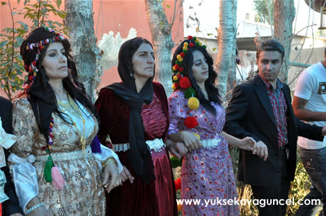 Yüksekova'da 22-23-Eylül 2012'de dünya evine giren çiftlerimizi sizlerler için sayfamıza taşıdık. Yüksekova Güncel Ailesi olarak tüm çiftlerimize mutluluklar dileriz. Fotoğraf & Görüntü: Yaşar KAPLAN- Sinan Akkurt